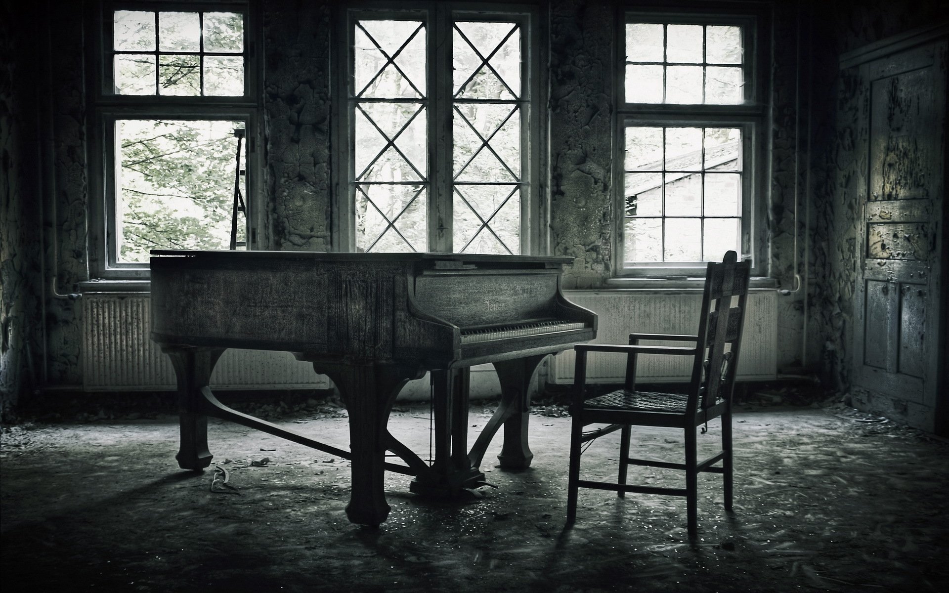 пианино в старинном здании загрузить