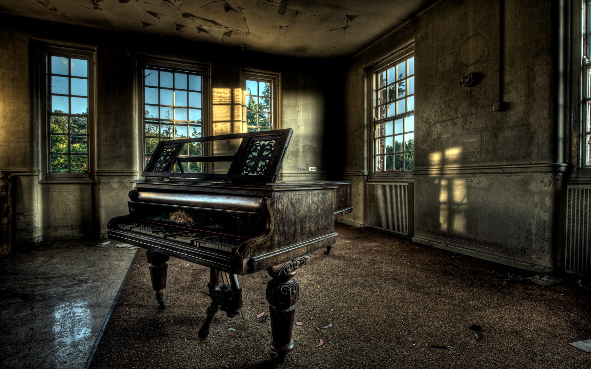 Старая лестница с пианино без смс
