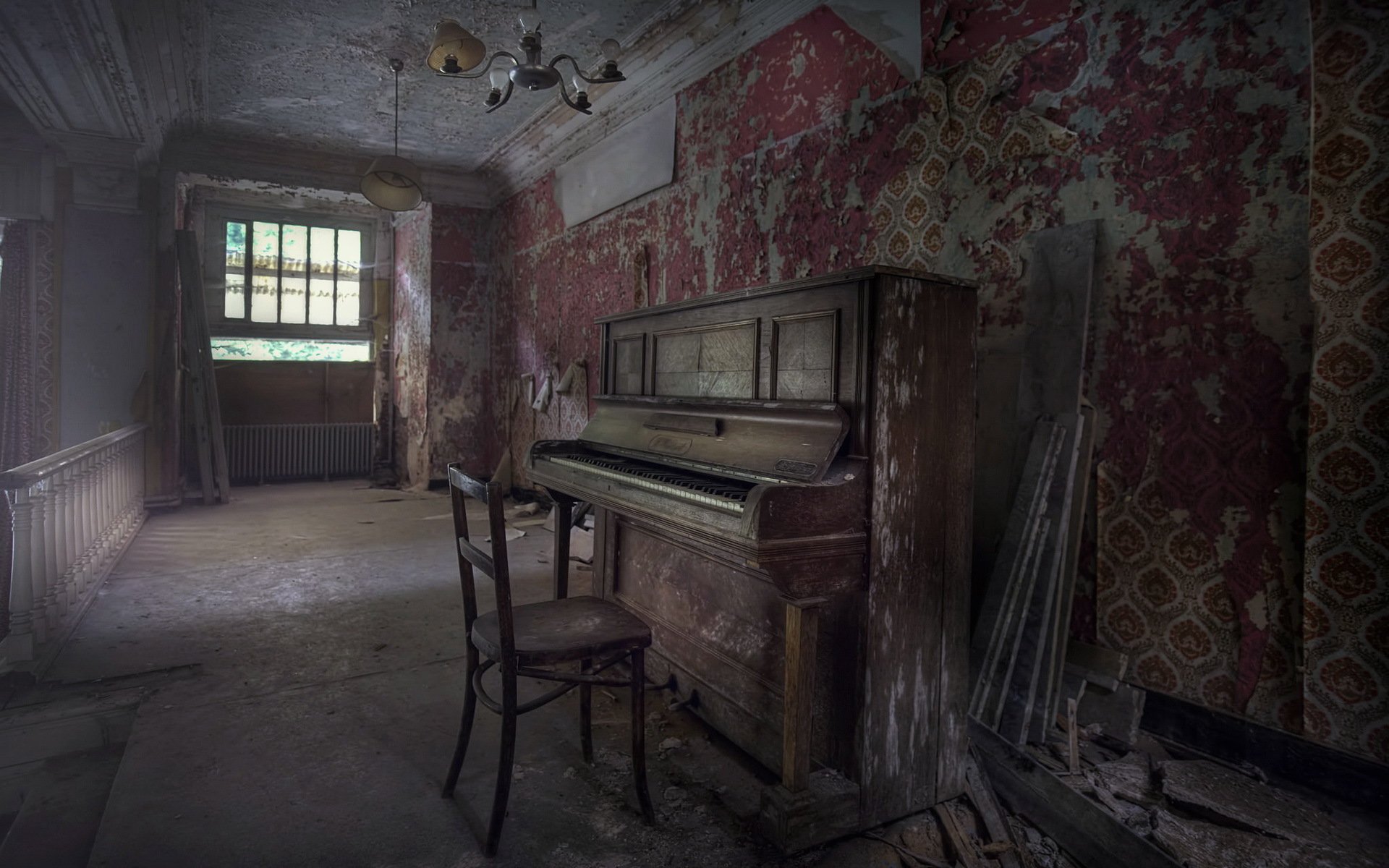 пианино в старинном здании без смс