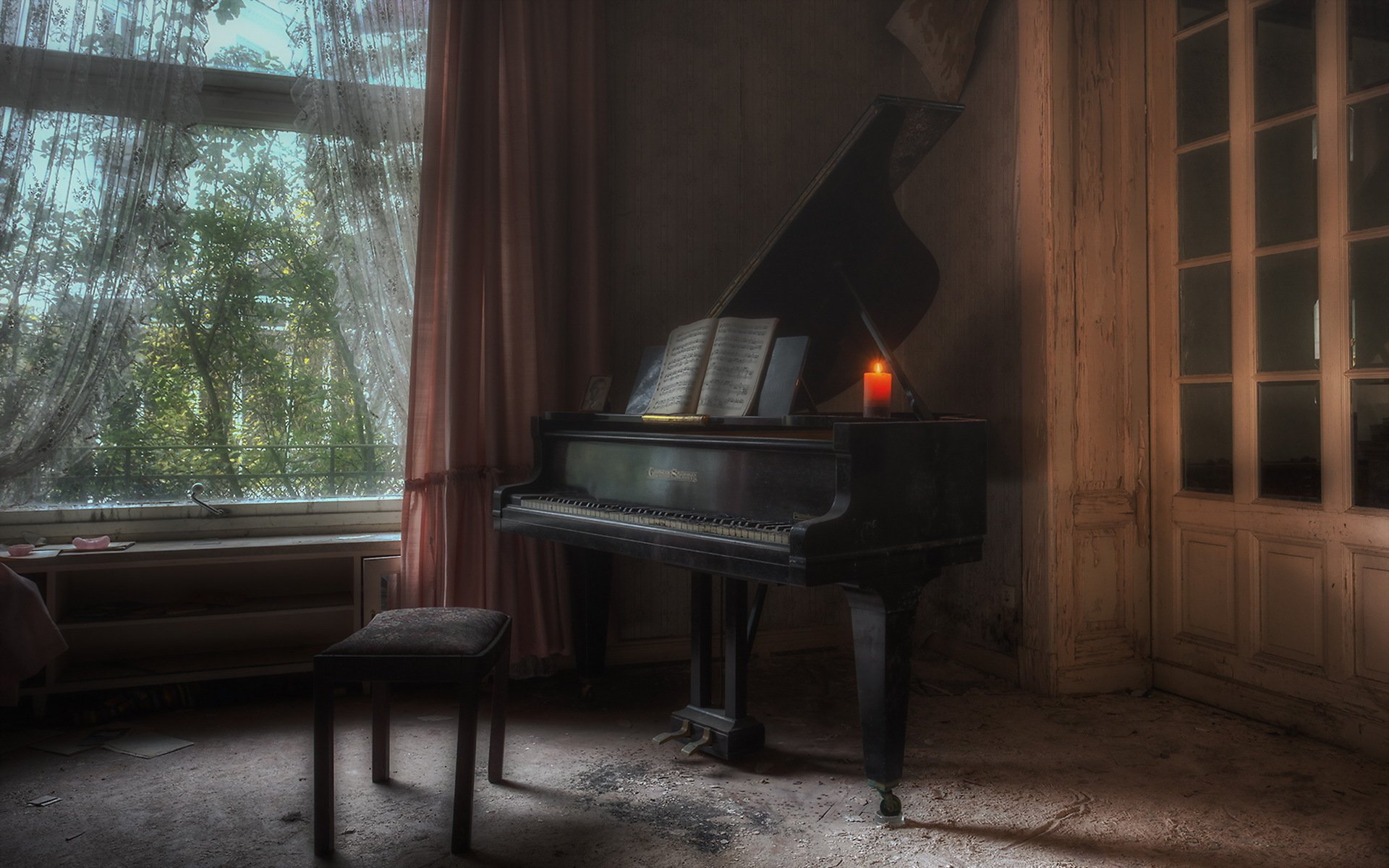 Стоять около рояли. Старинная комната с роялем. Комната с пианино. Старинное пианино. Рояль и пианино.