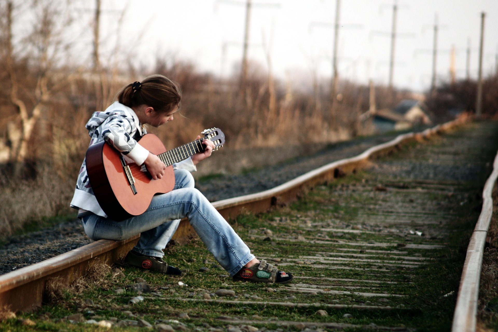 грустная девушка с гитарой без смс