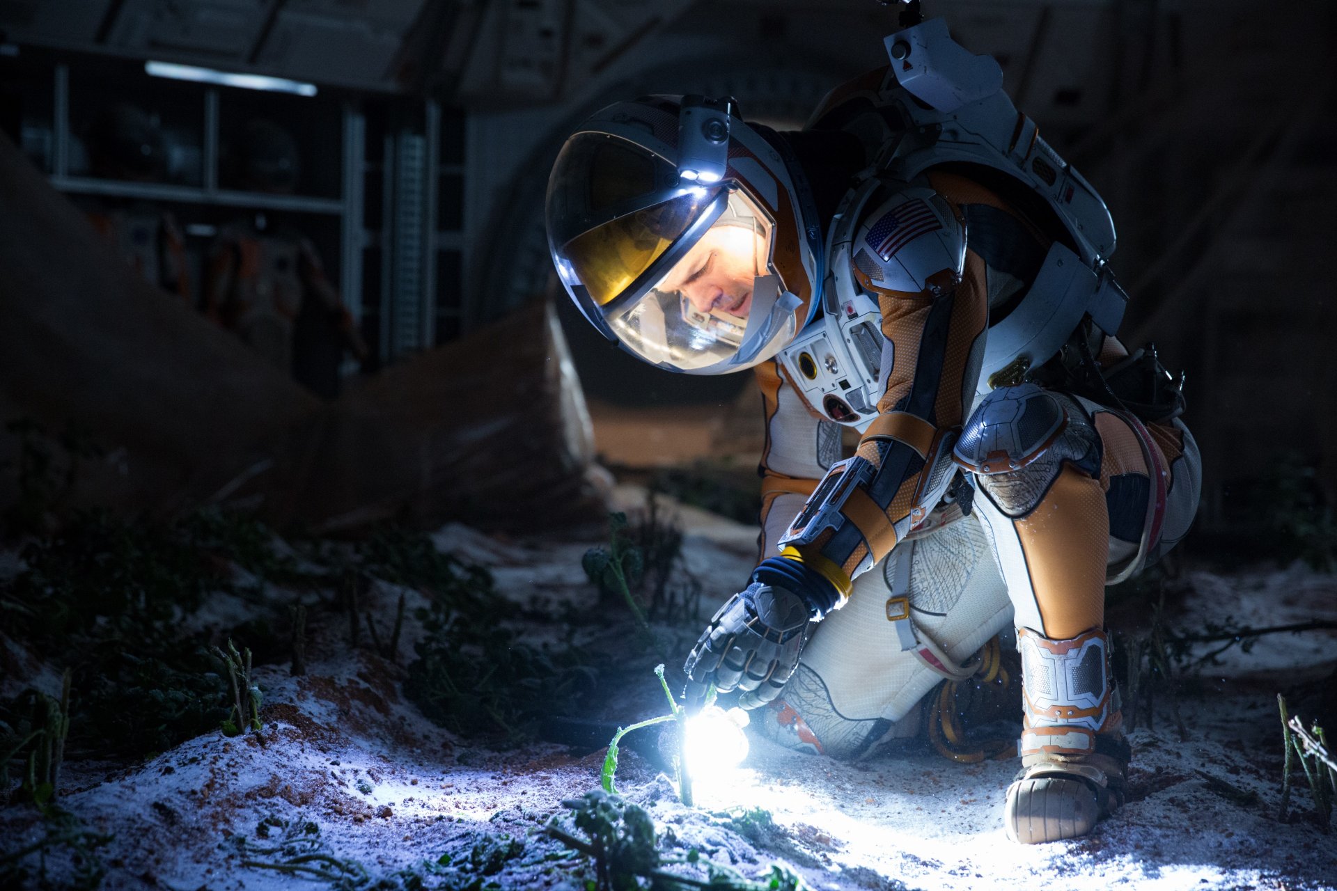 марсианин марсианский фантастика мэтт дэймон астронавт скафандр свет фонарик росток