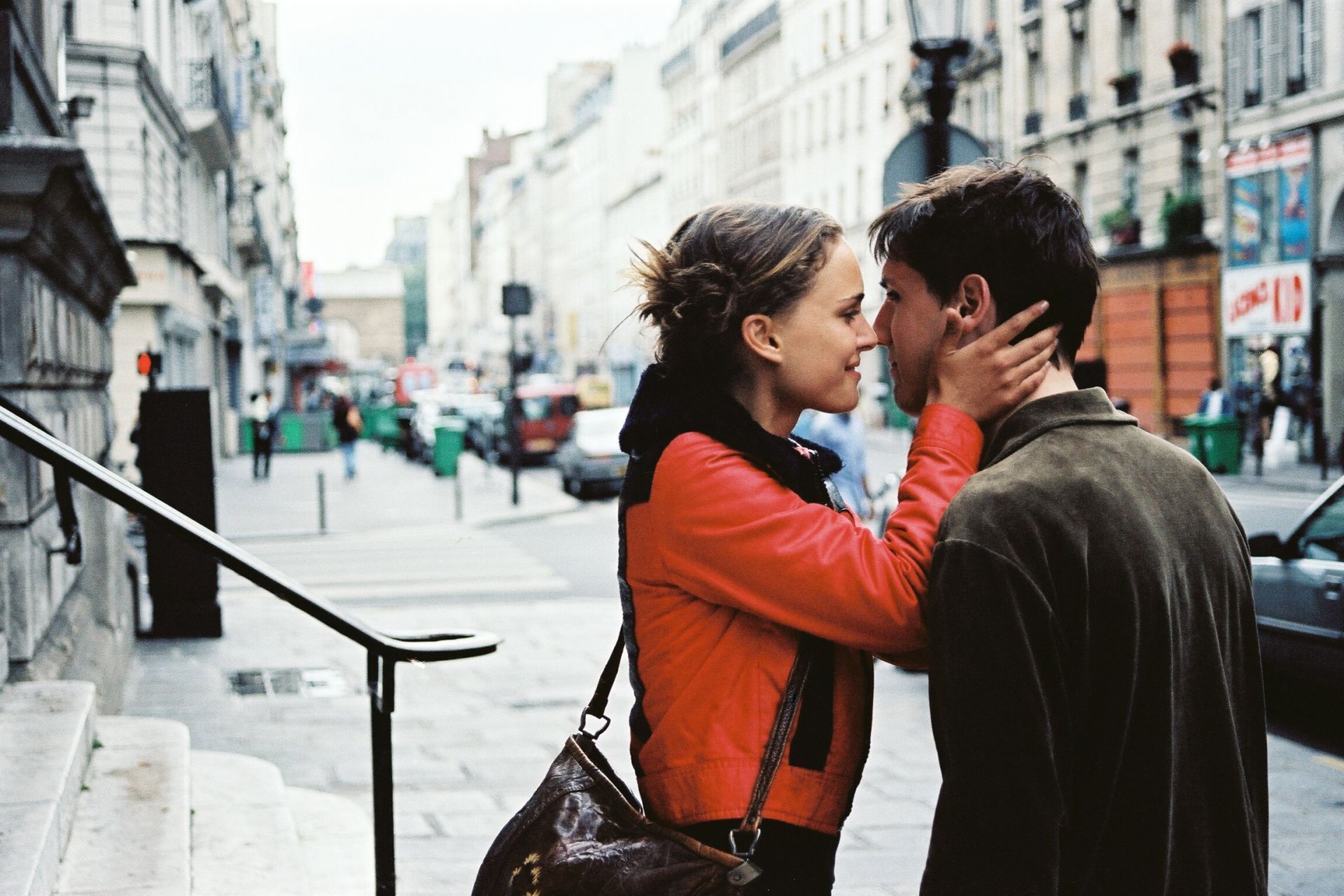 натали портман мельхиор беслон парень девушка поцелуй париж здания улица