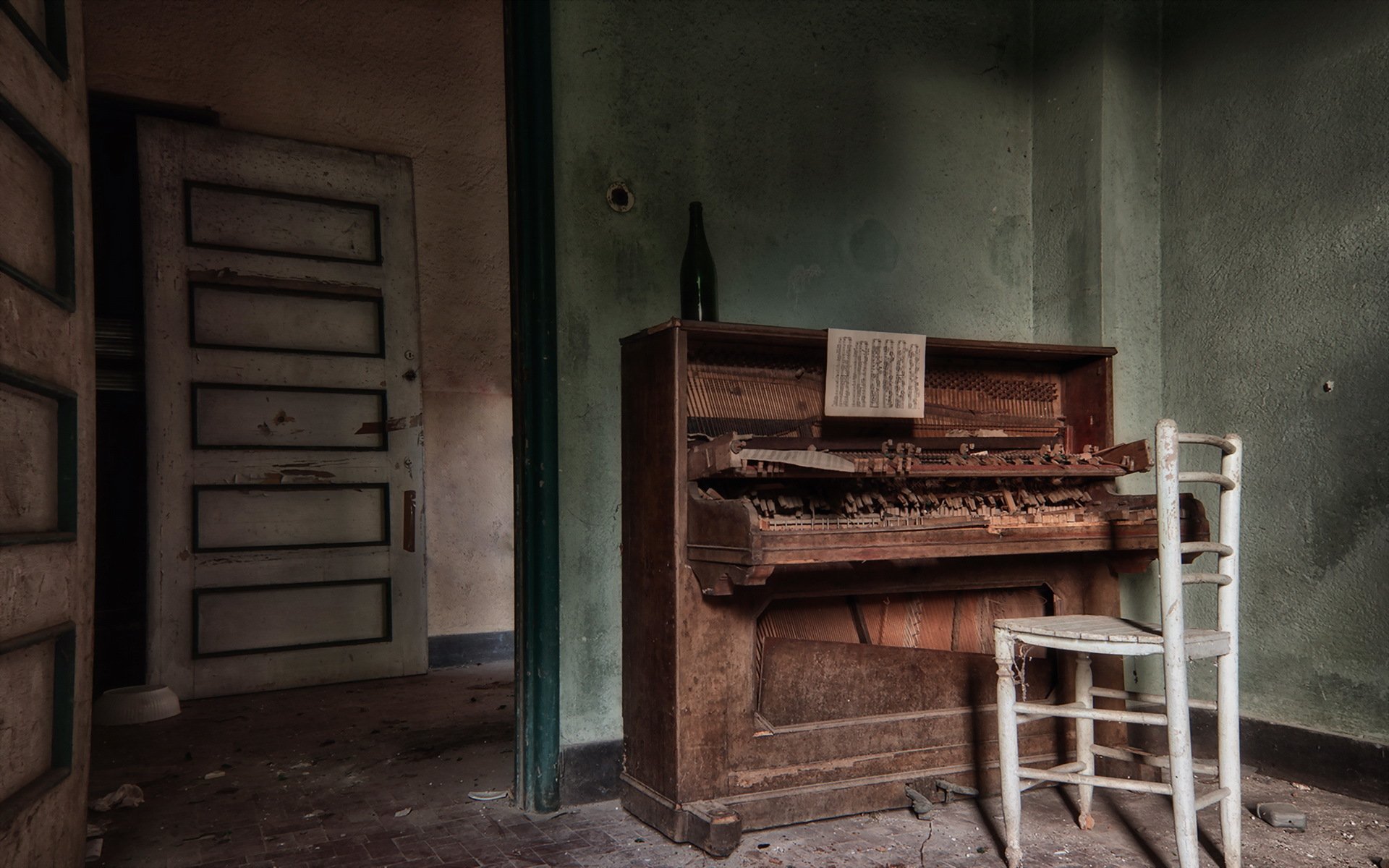 пианино в старинном здании скачать