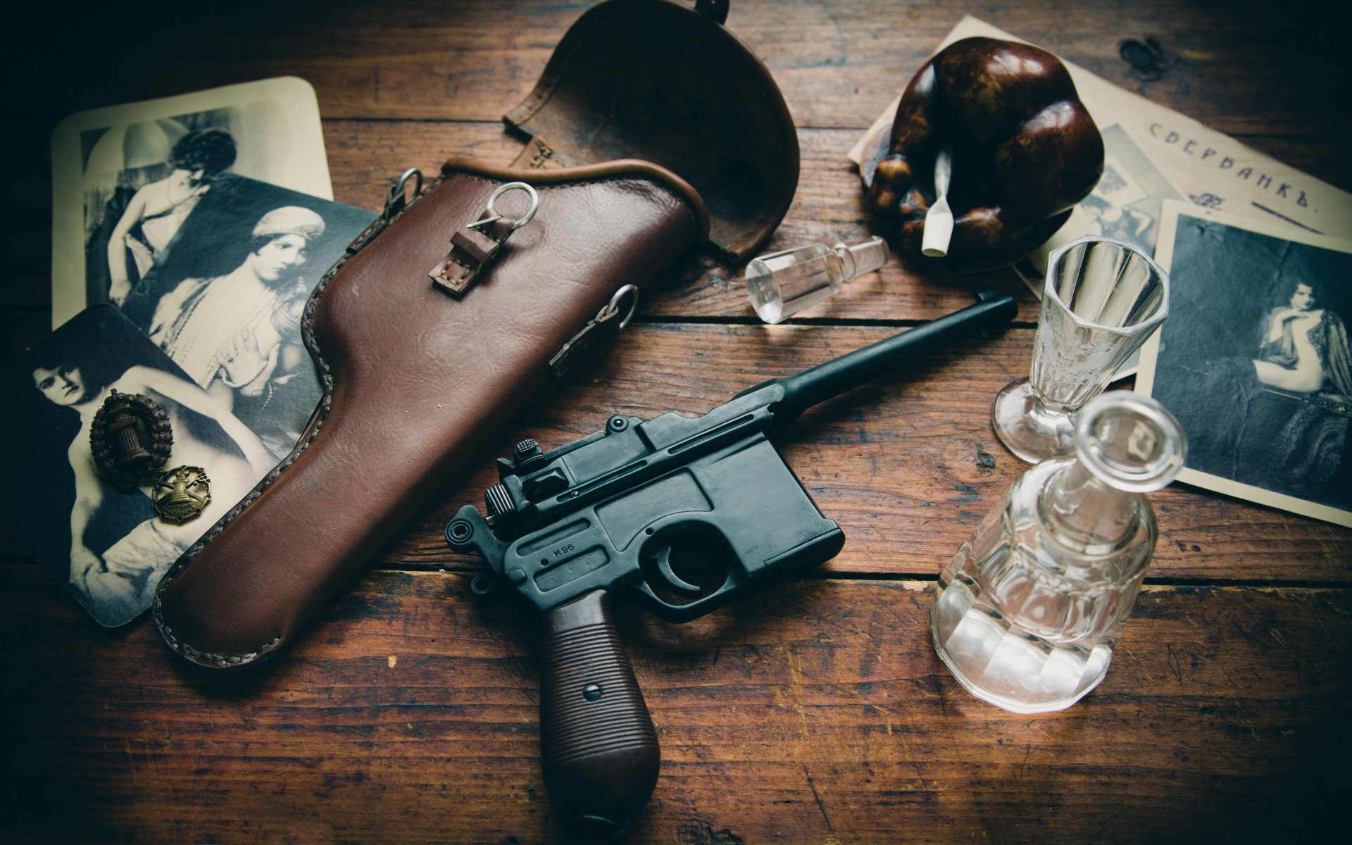 маузер с96 «маузер» магазинный пистолет кобура оружие стол фото рюмки пепельница