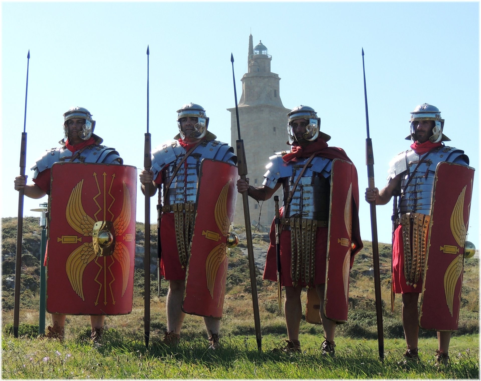 римские легионеры туники доспехи обувь «калиги» дротики мечи щиты шлемы холм трава башня военно-историческая реконструкция