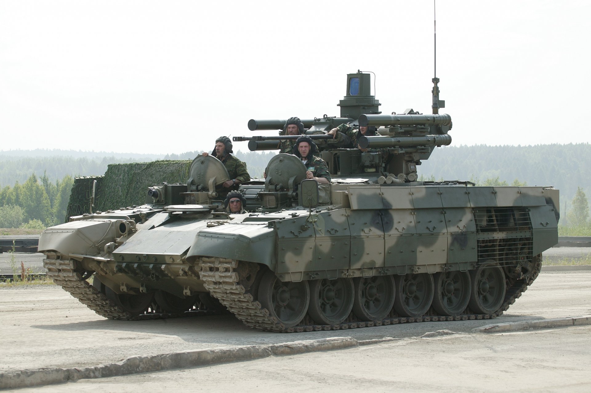 бмпт российская боевая машина поддержки танков два мм орудия птур атака