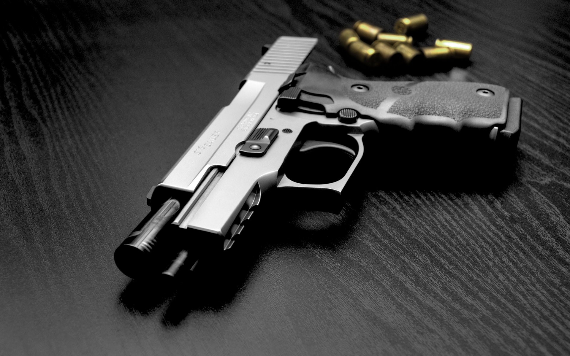 Фото пистолета рядом с патронами Обои на рабочий стол.