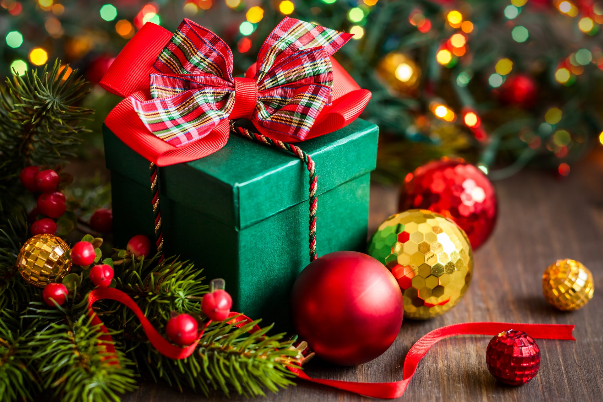 Поздравления с праздниками - Страница 16 Holiday-box-gift-happy-new-year-merry-christmas-ornaments-winter-snow-decoration-prazdnik-ukrasheniya-zima-sneg-ukrasheniya-s-novym-godom-rozhdestvom-korobka-podarok