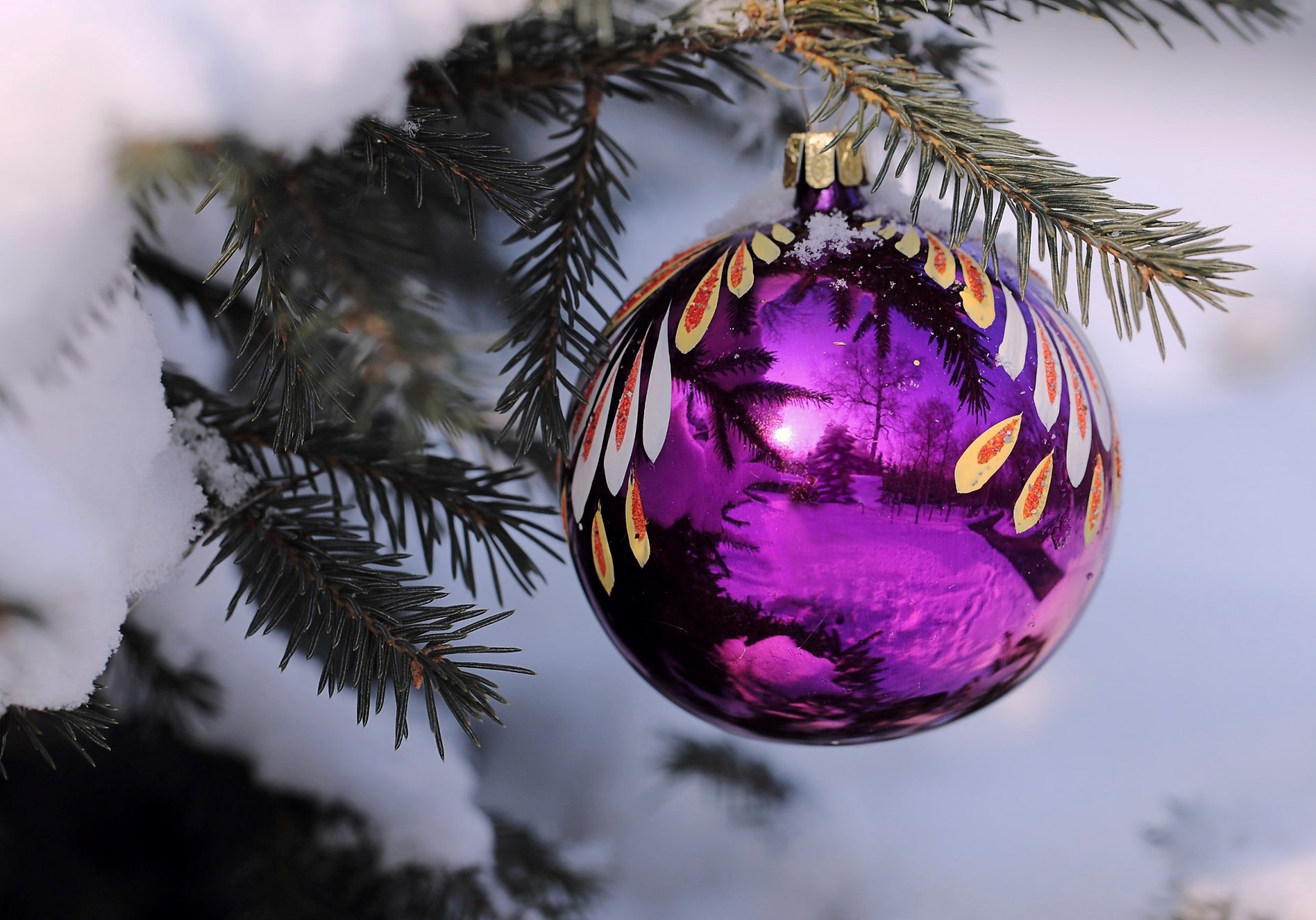 новый год рождество праздник елка ель елочная игрушка шар фиолетовый лиловый пейзаж снег отражение shiftatyana