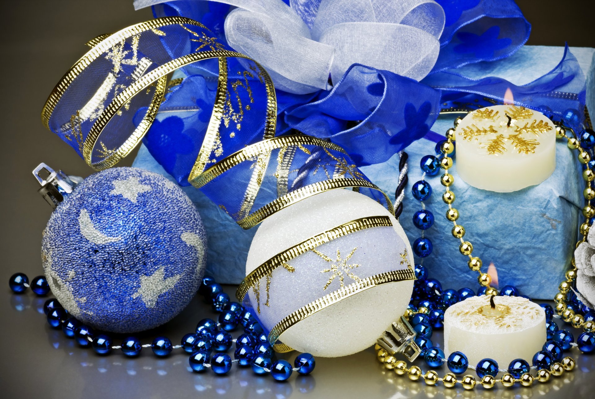 Обои для телефона новый год рождество шары синие белые игрушки елочные .