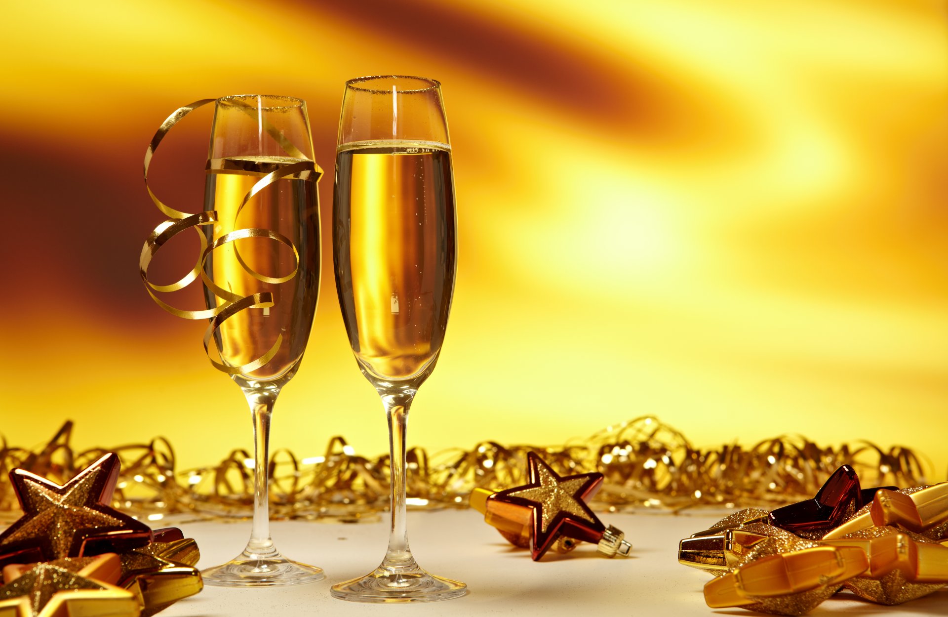 новый год с новым годом праздник новогодние обои рождественские цвета новогоднее украшение декорации игрушки бокалы шампанское ленты