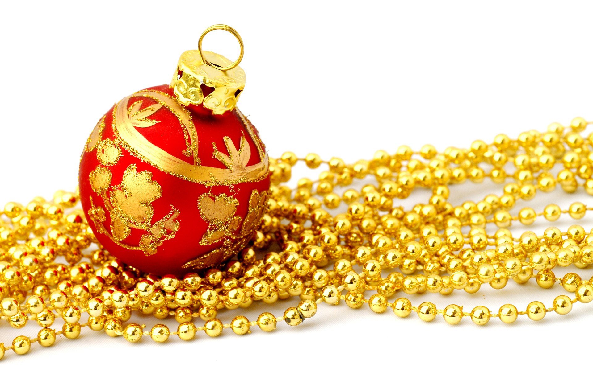новый год рождество праздник шар красный шарик елочные игрушки узор бусы золотые белый фон