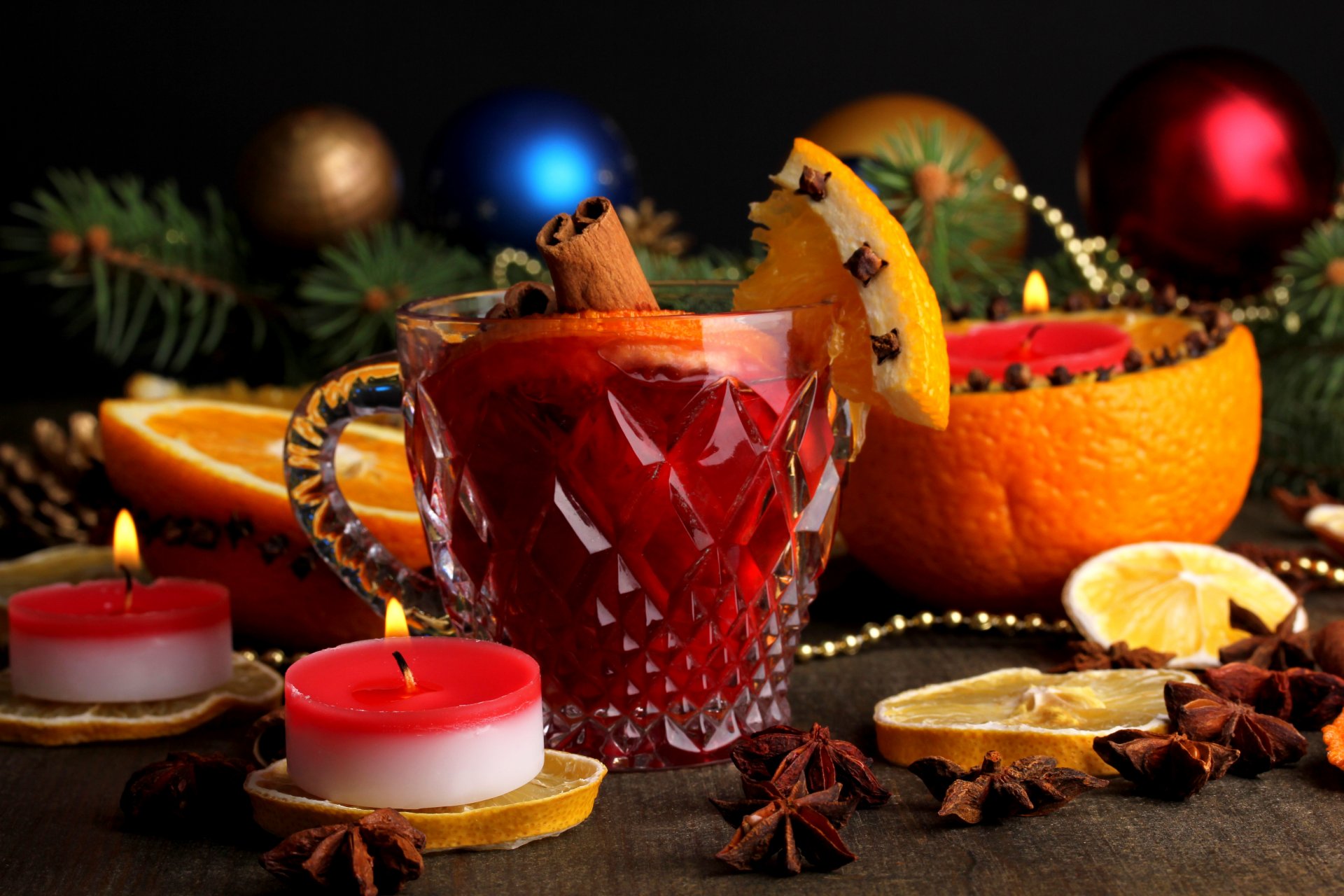глинтвейн чашка анис бадьян апельсин лимон корица напиток зима свечи игрушки елочные ветки праздники новый год рождество