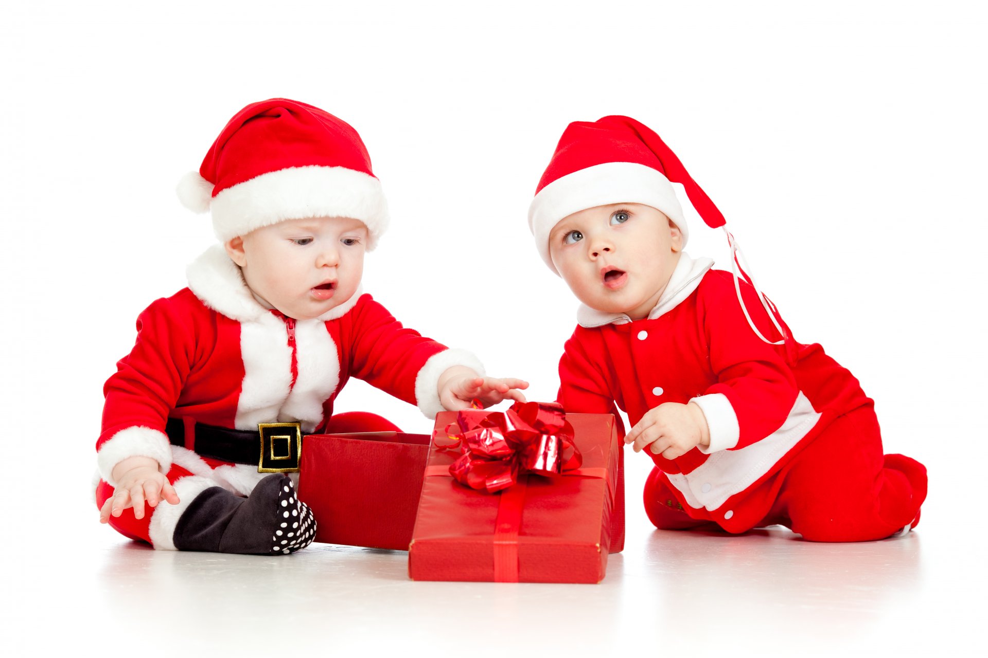 рождество новый год смешно маленькие дети санта-клауса одежду подарочная коробка ребенок забавные маленькие дети санта-клауса подарочные коробки дети