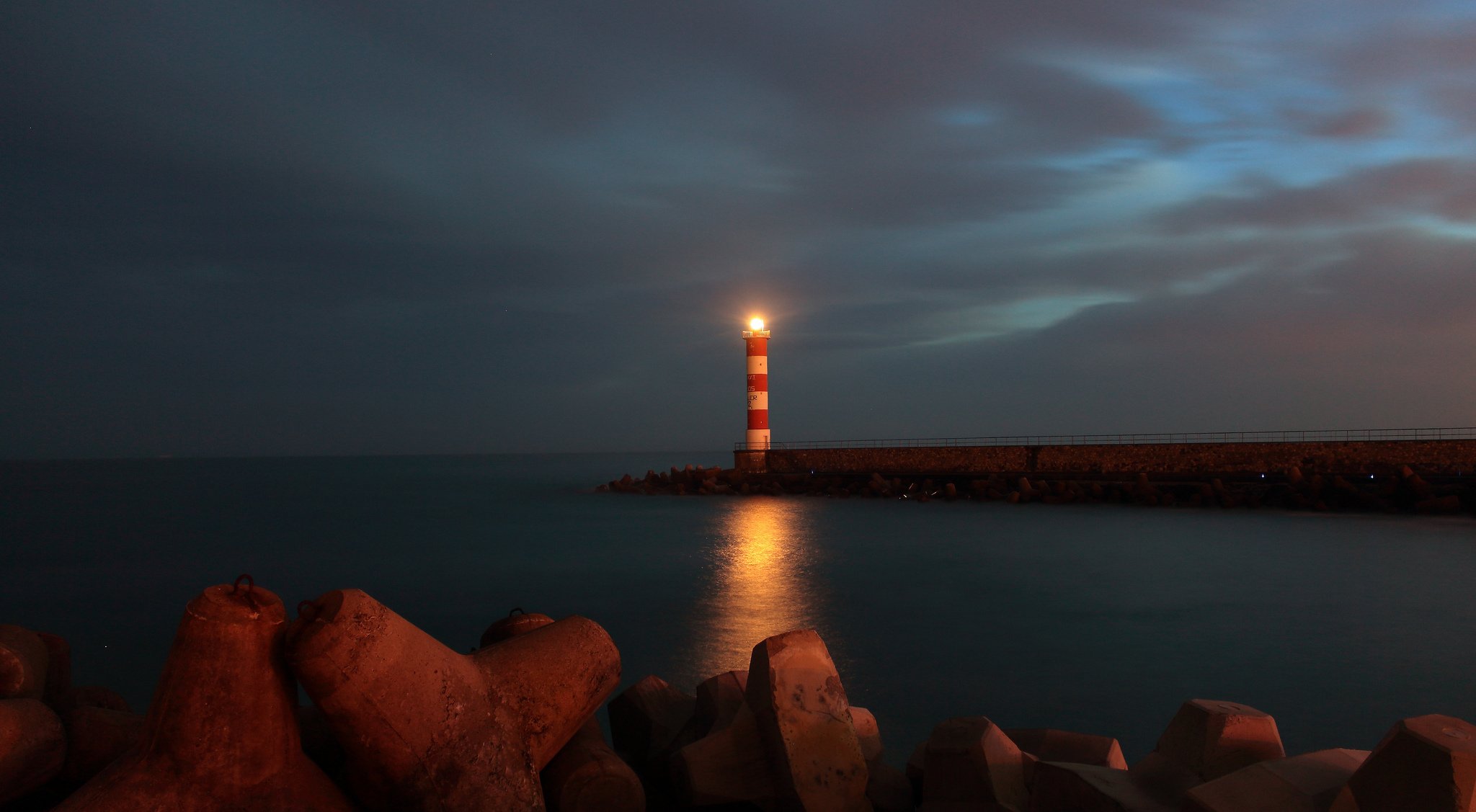 Светящийся маяк на берегу бесплатно
