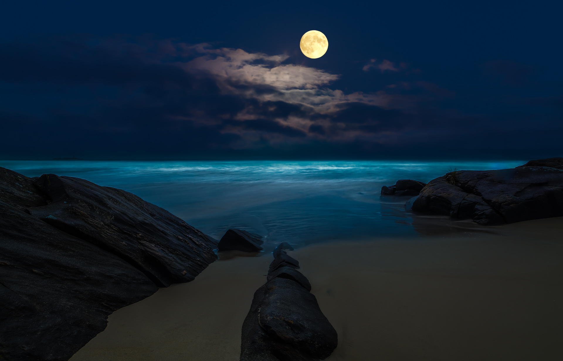 Ноч. Луна над пляжем Ксерокамбос, Греция. Ночное море. Ночь в море. Ночной пляж.