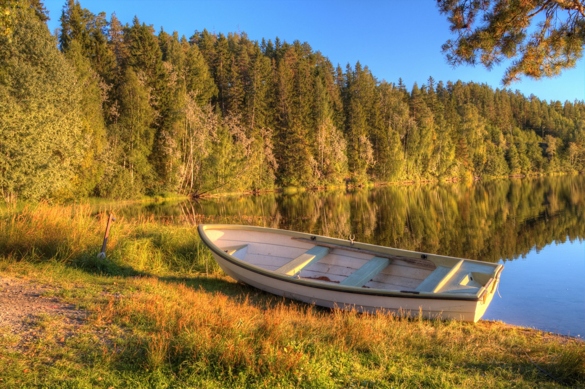 Деревянная лодка у берега без смс