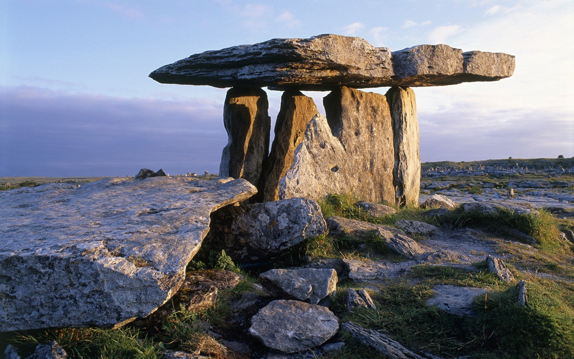 Отдельный природный объект. Дольмен Пулнаброн Ирландия. Камни дольмен Мегалит. Мегалиты Стоунхендж. Дольмены Ирландии.