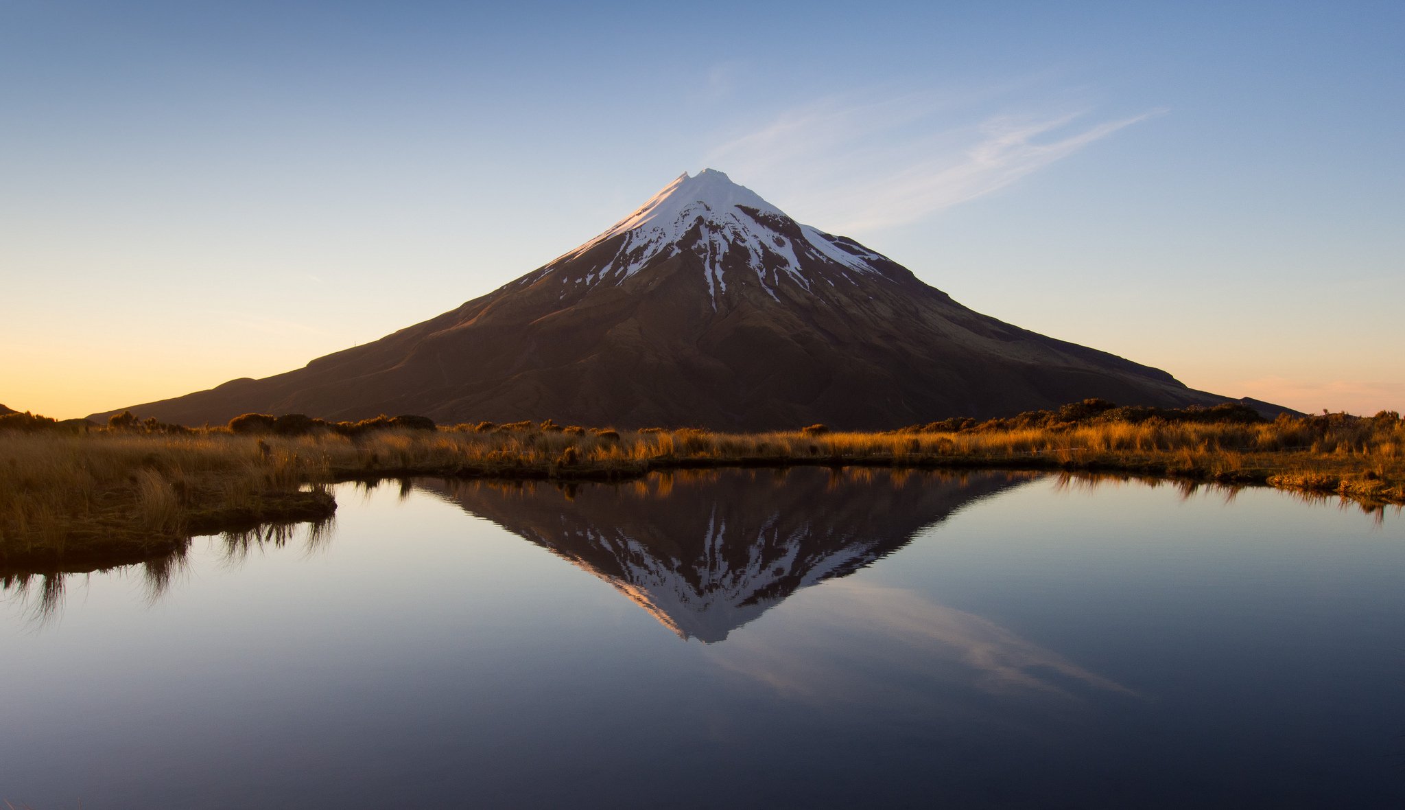 новая зеландия гора вулкан таранаки озеро отражение