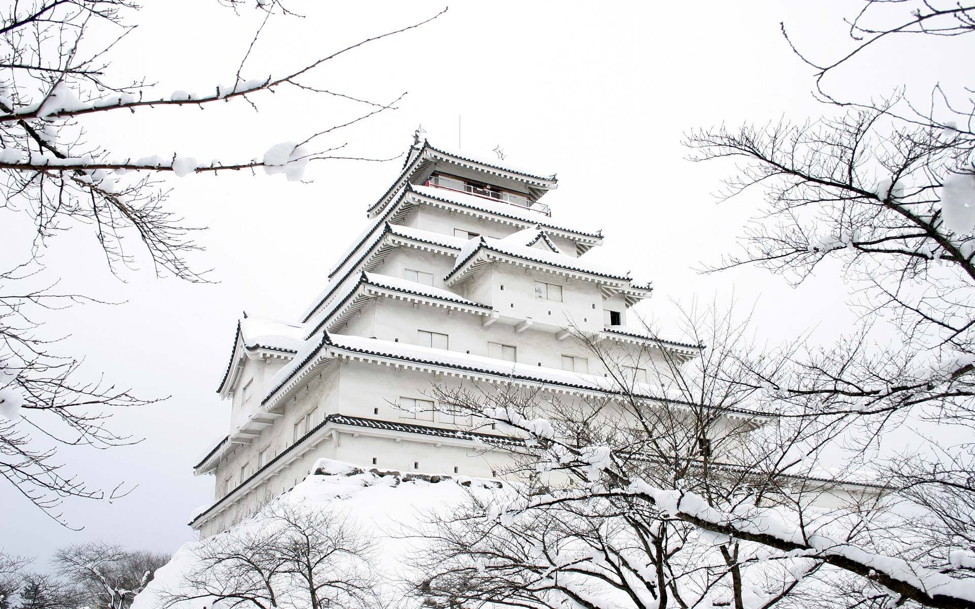 Заснеженный замок зимой в Японии Обои на рабочий стол.