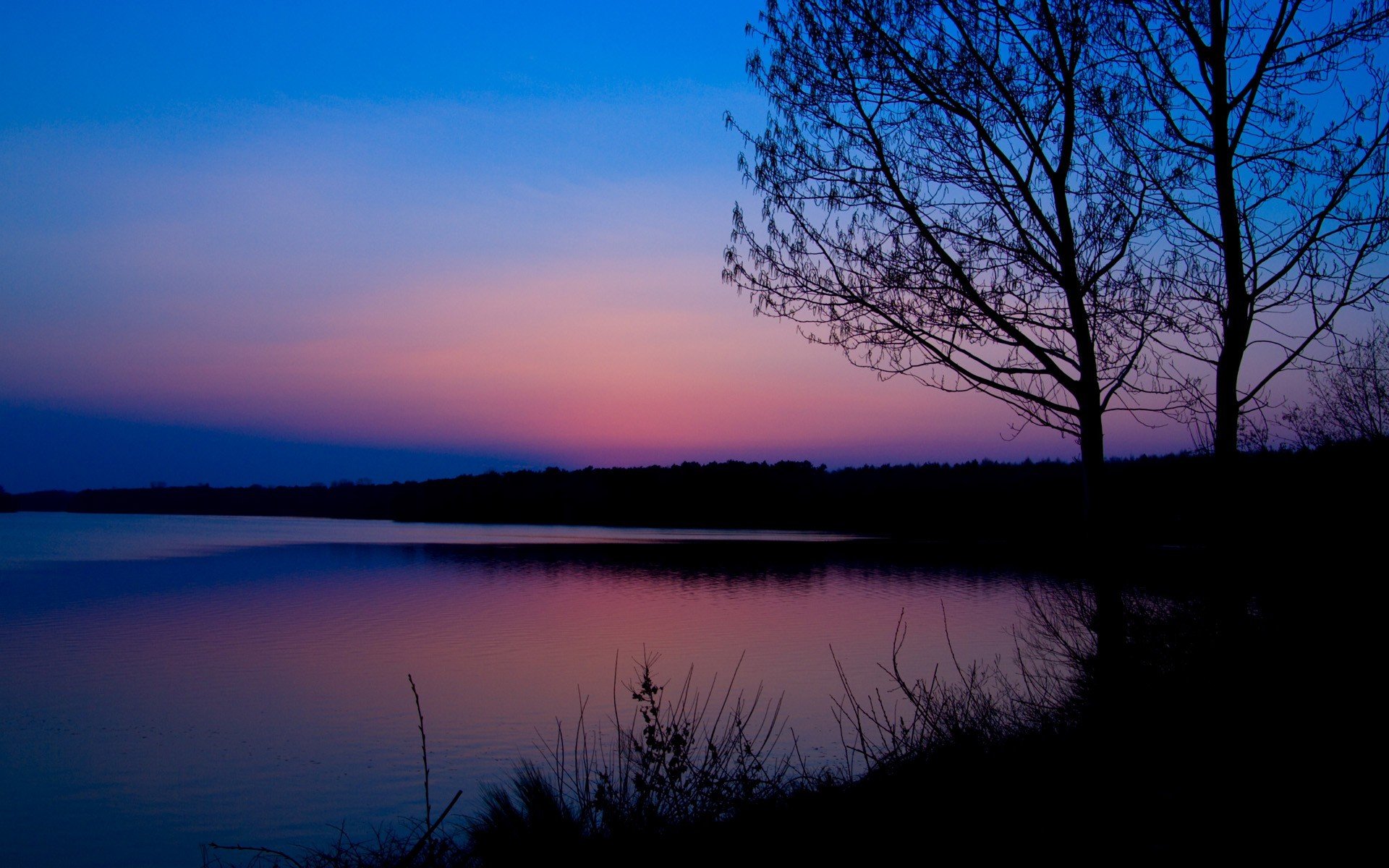 Сиреневый закат над озером бесплатно