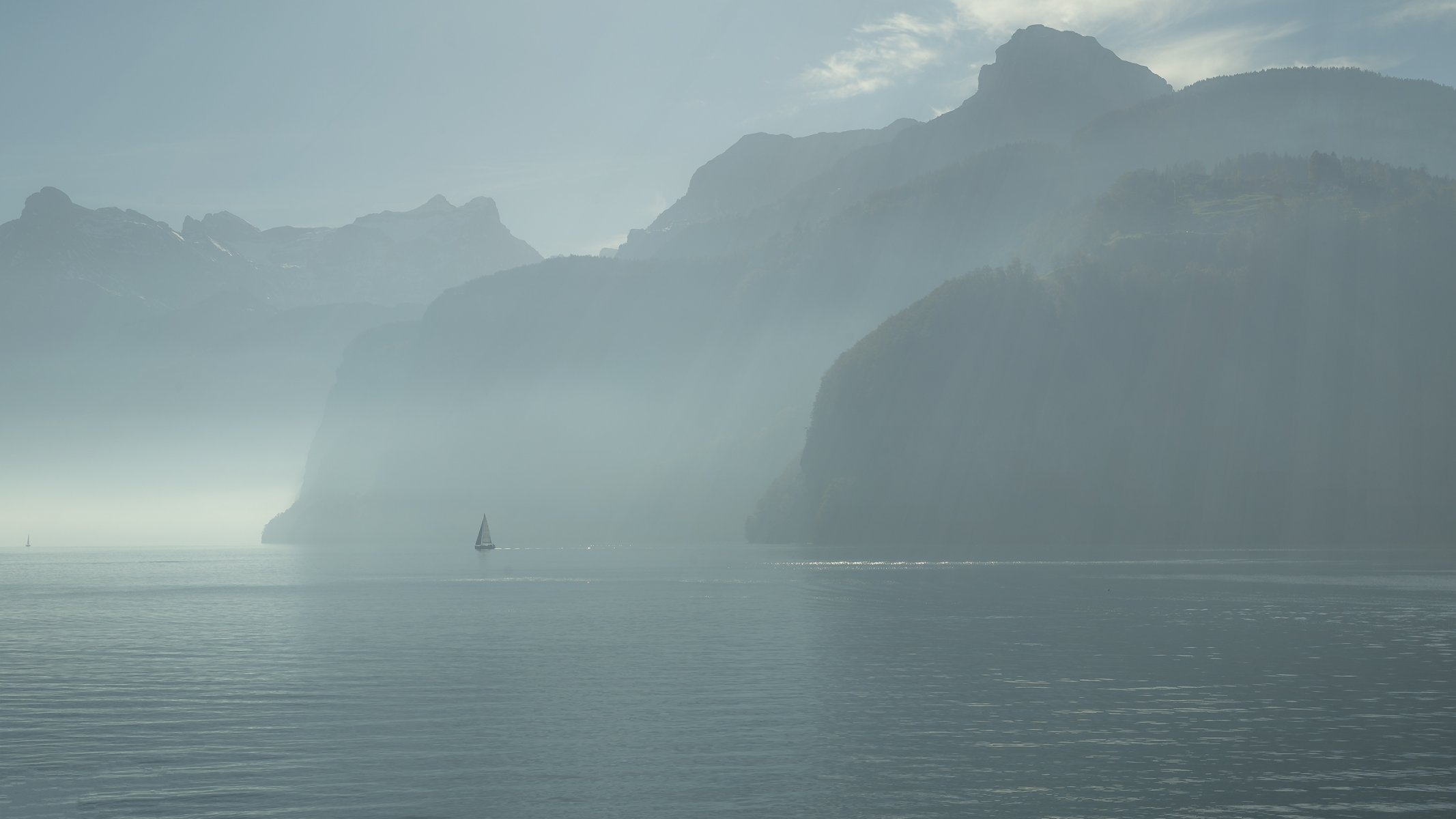 bauen кантон ури швейцария озеро люцерн парусник утро туман