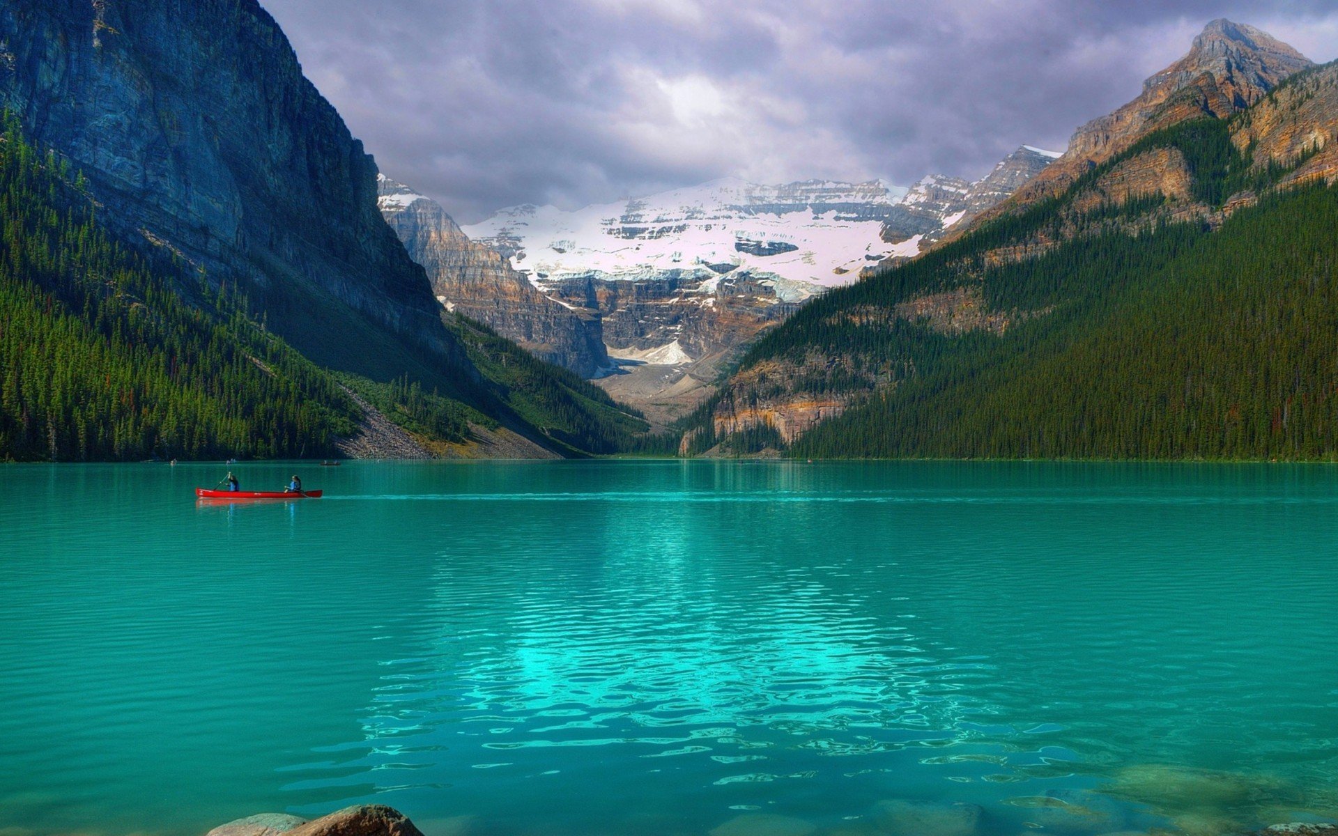 Какие озера находятся на территории канады. Озеро Эмеральд Канада. Озеро Луиз Банф Канада. Озеро Луиз Изумрудное озеро.