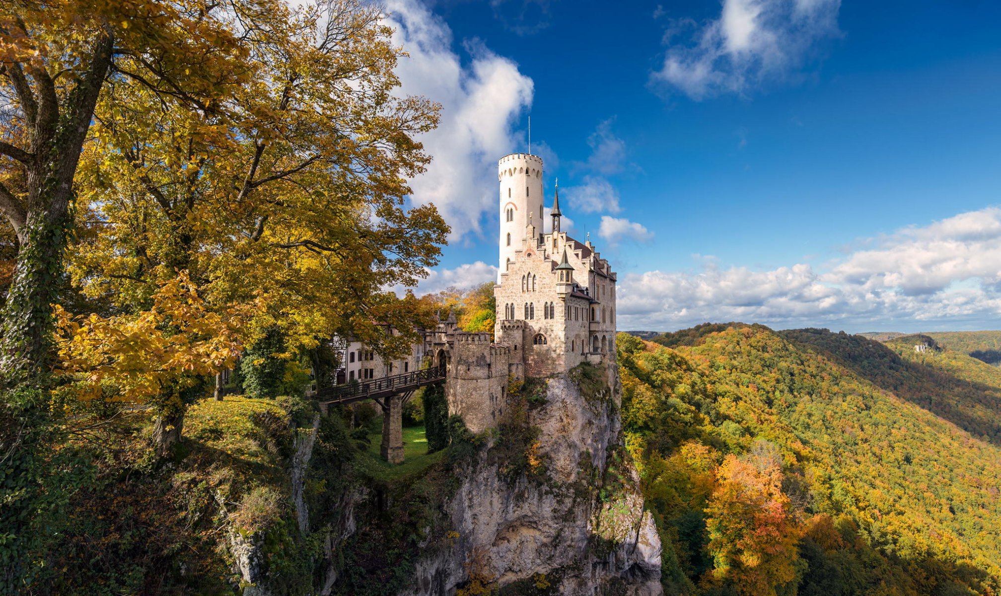 Замок Лихтенштейн осень